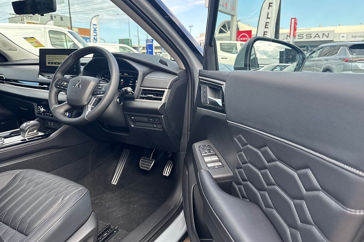 2025 Mitsubishi Outlander Exceed ZM