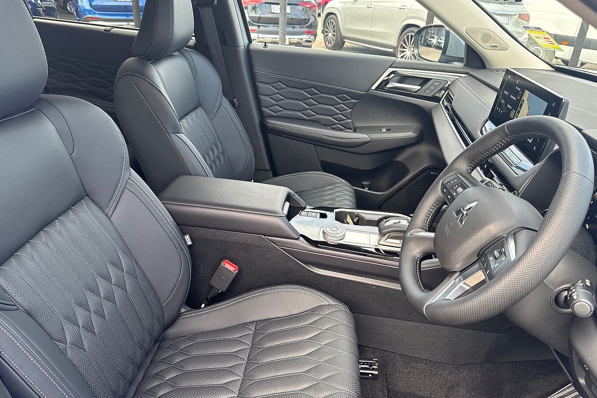 2025 Mitsubishi Outlander Exceed ZM