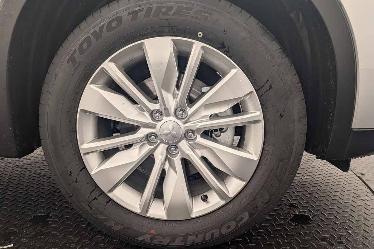 2025 Mitsubishi Outlander ES ZM