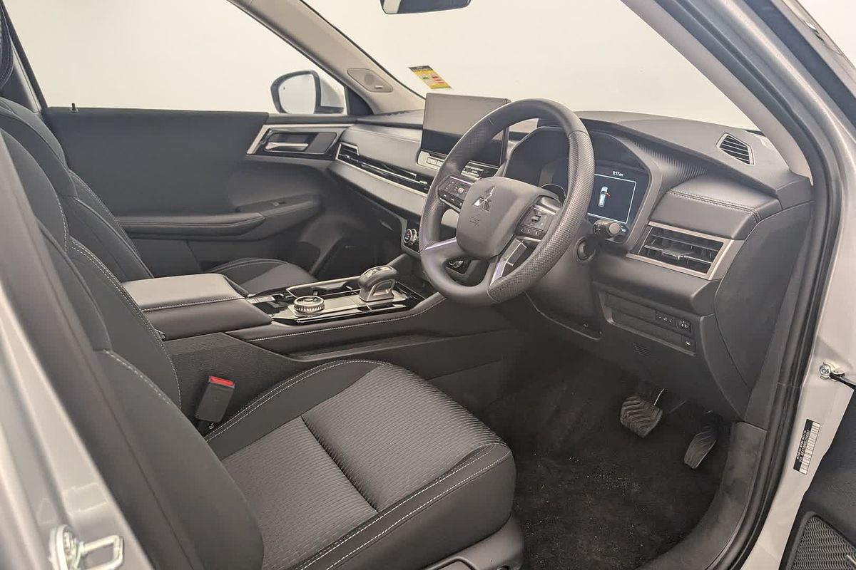 2025 Mitsubishi Outlander ES ZM