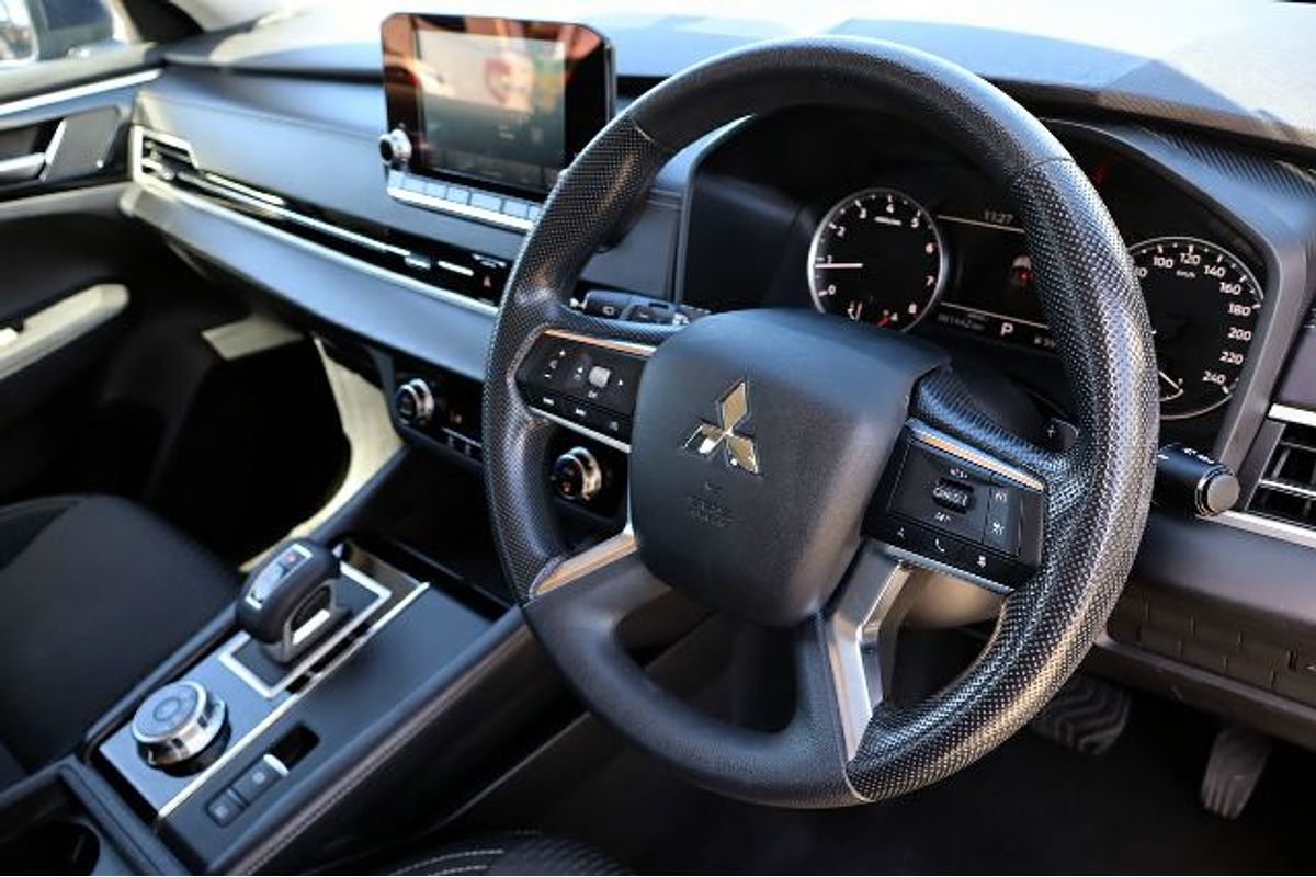 2023 Mitsubishi Outlander ES ZM