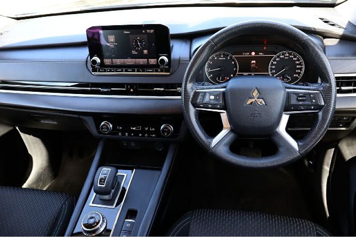 2023 Mitsubishi Outlander ES ZM