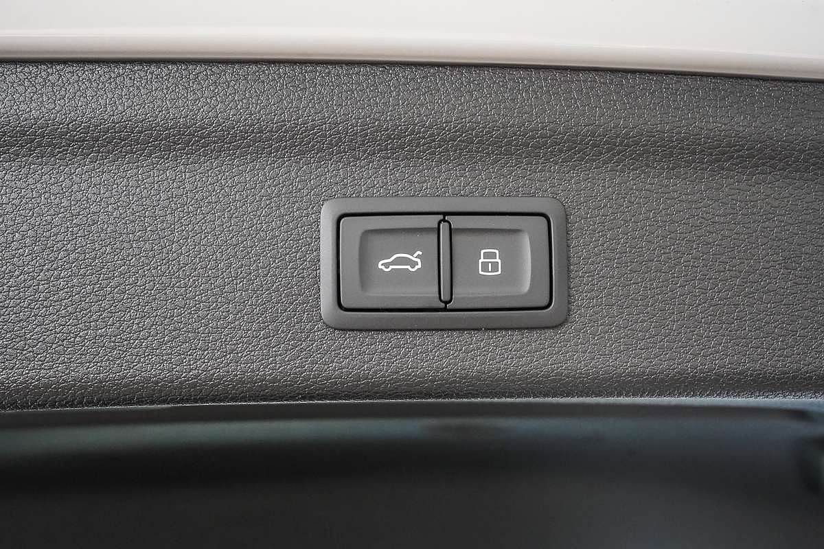2024 Audi Q3 40 TFSI S line F3