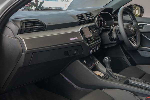 2024 Audi Q3 40 TFSI S line F3