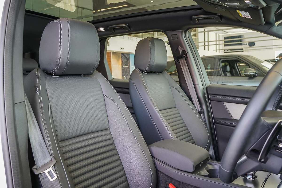 2024 Land Rover Discovery Sport P300e Dynamic SE L550