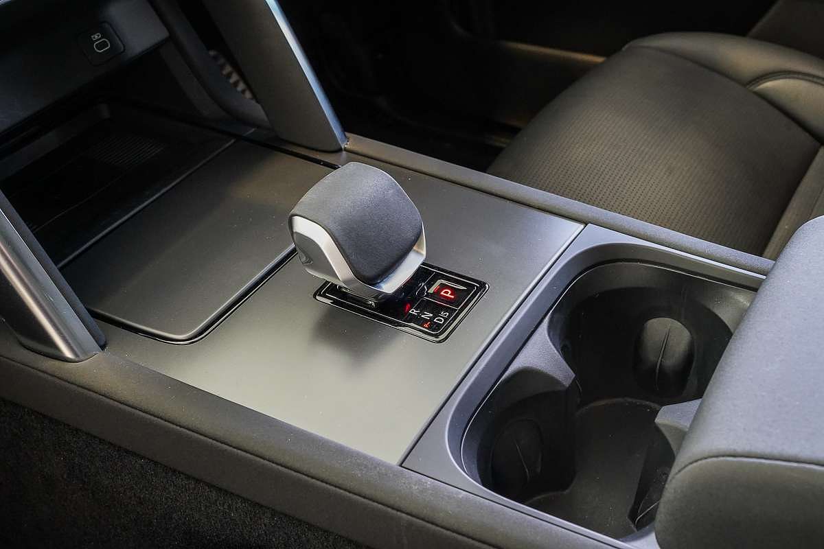 2024 Land Rover Discovery Sport P300e Dynamic SE L550