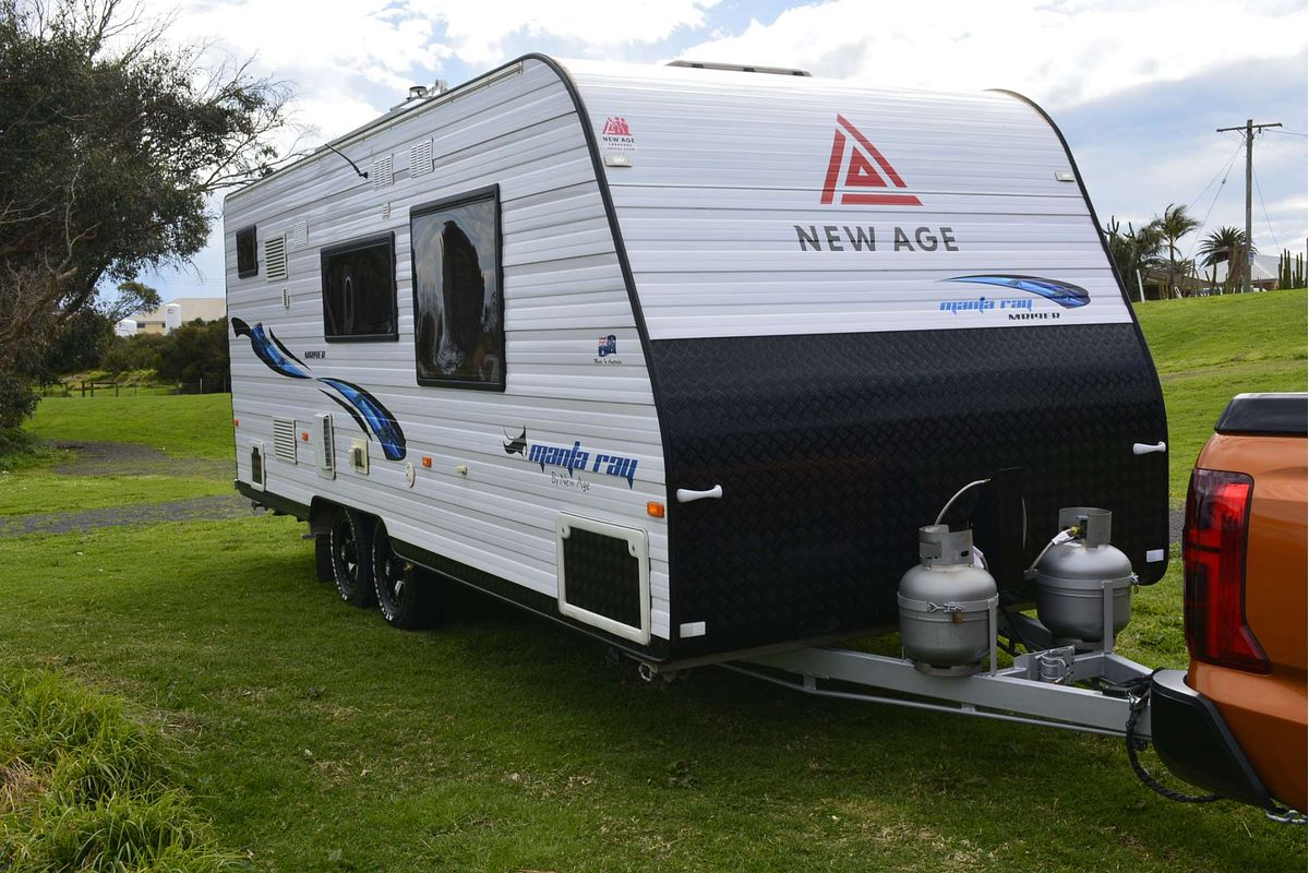 2018 New Age Manta Ray 19FT