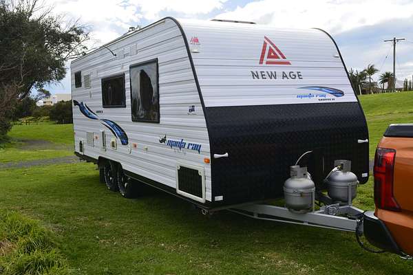 2018 New Age Manta Ray 19FT