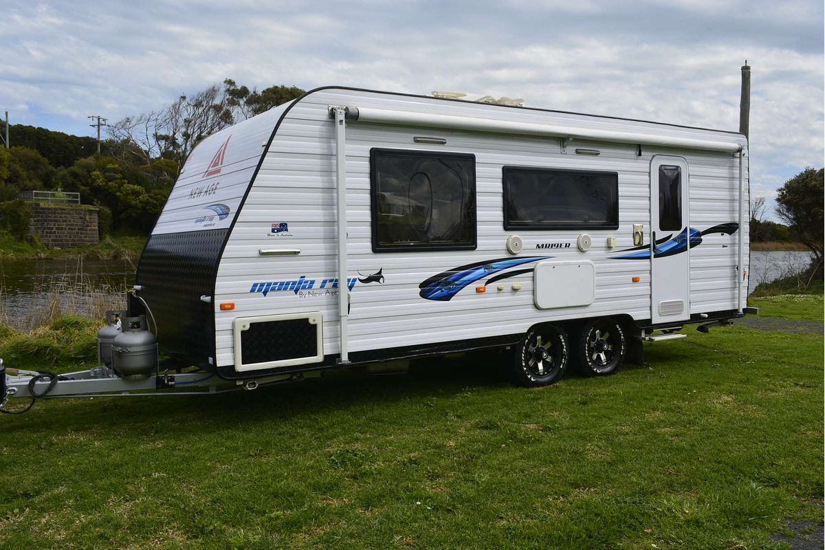 2018 New Age Manta Ray 19FT