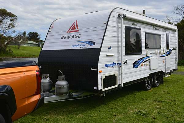 2018 New Age Manta Ray 19FT