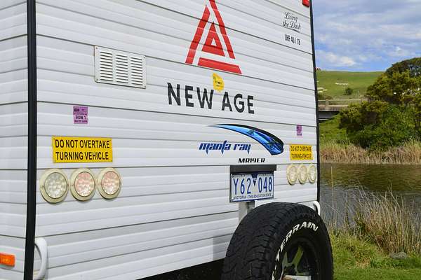 2018 New Age Manta Ray 19FT