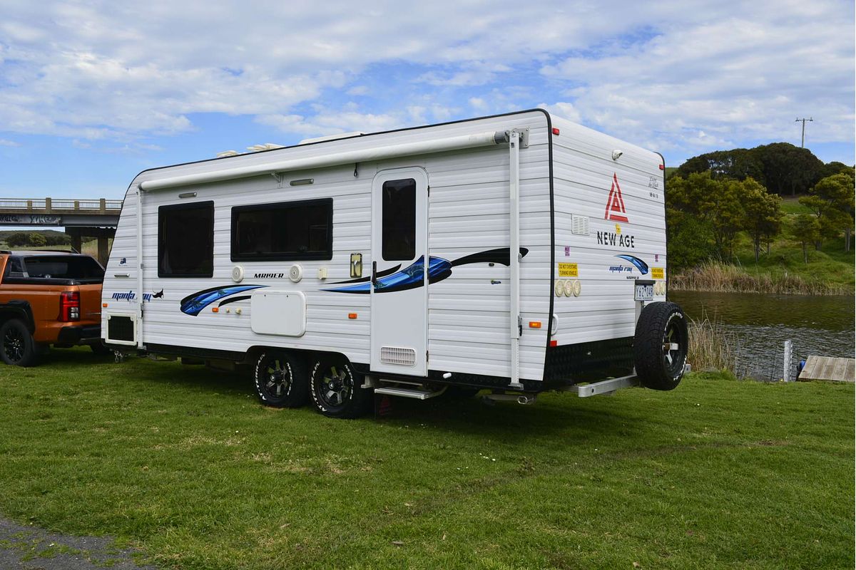 2018 New Age Manta Ray 19FT
