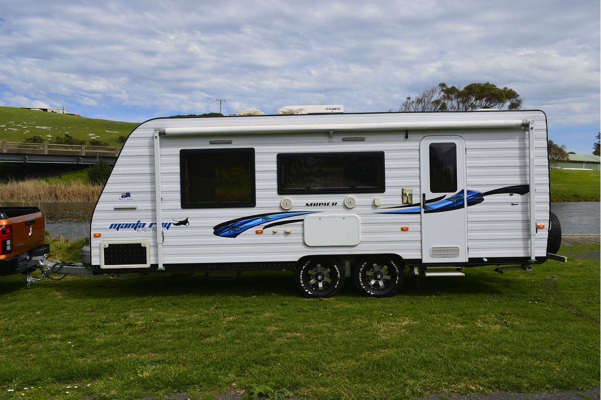 2018 New Age Manta Ray 19FT