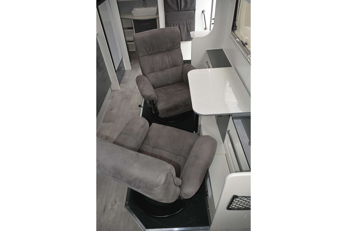 2018 New Age Manta Ray 19FT