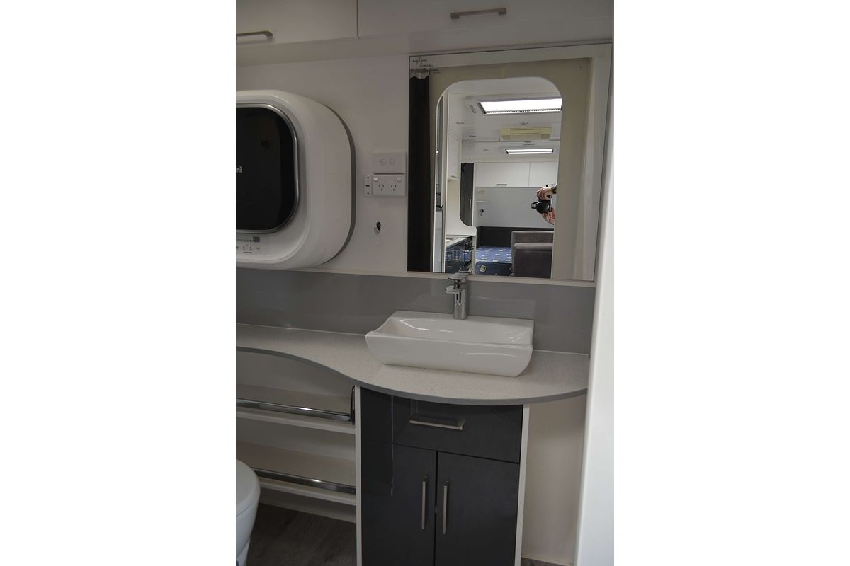 2018 New Age Manta Ray 19FT