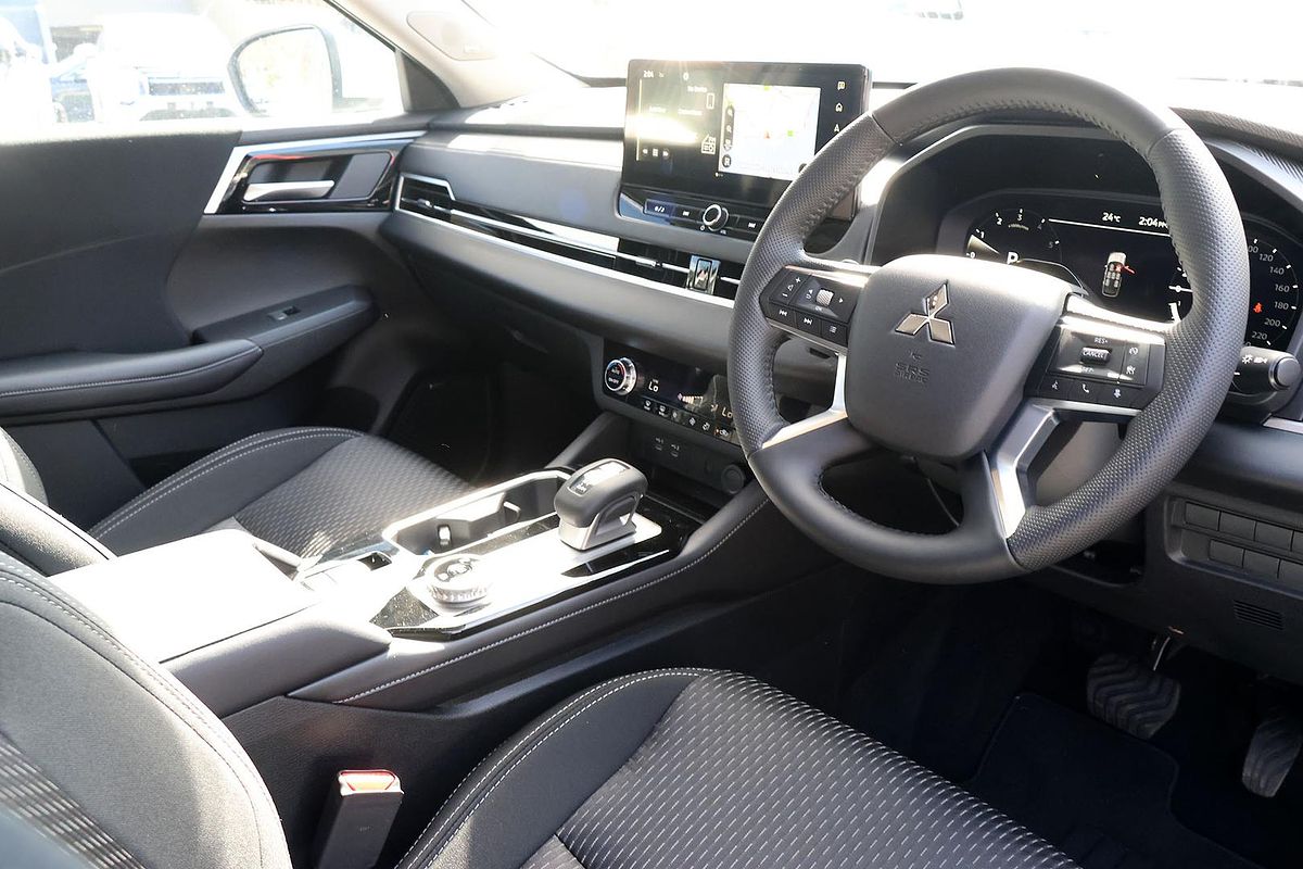 2025 Mitsubishi Outlander LS ZM