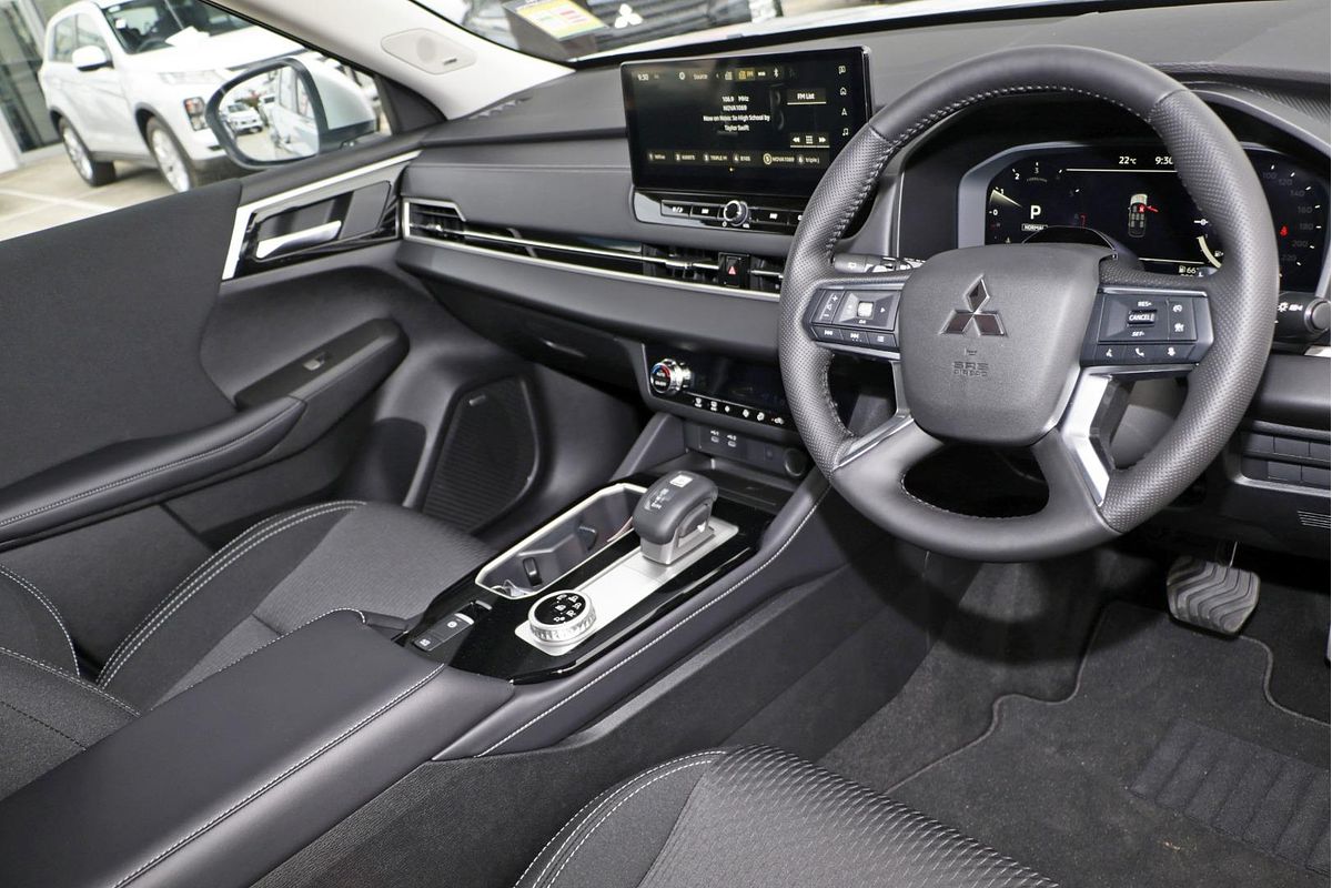 2025 Mitsubishi Outlander LS ZM