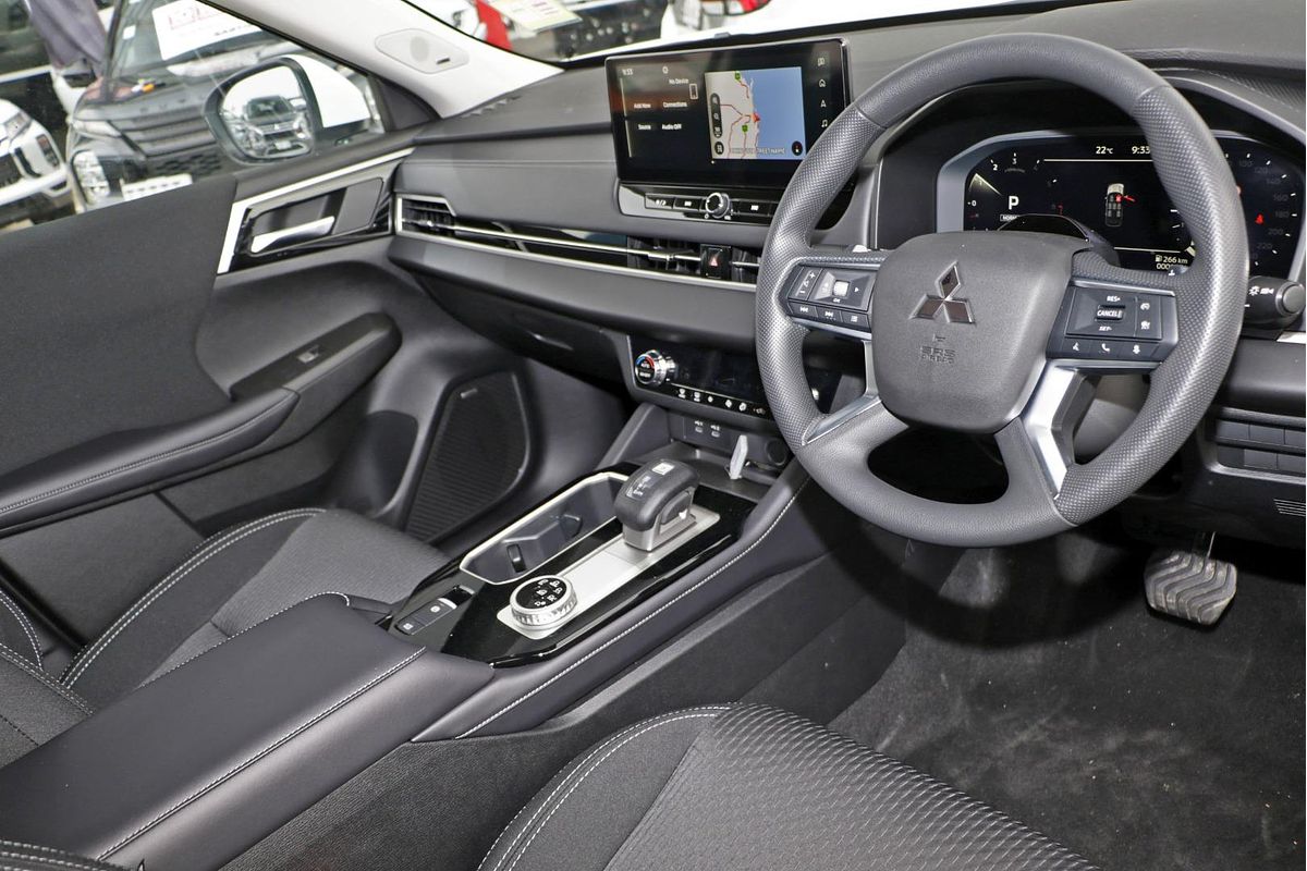 2025 Mitsubishi Outlander ES ZM