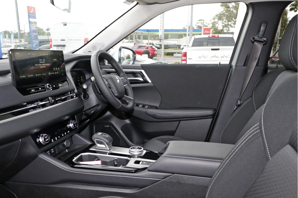 2025 Mitsubishi Outlander LS ZM