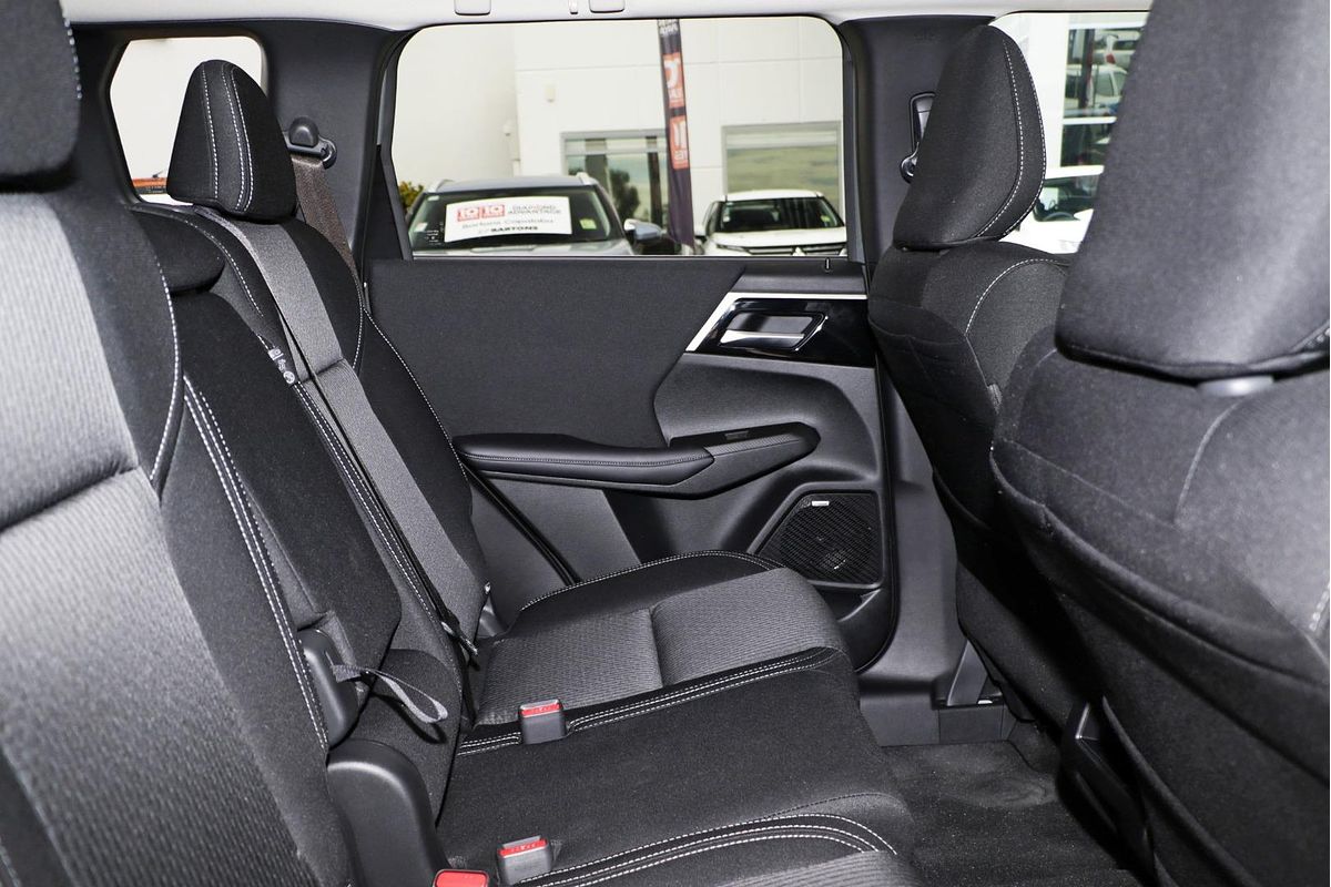 2025 Mitsubishi Outlander LS ZM