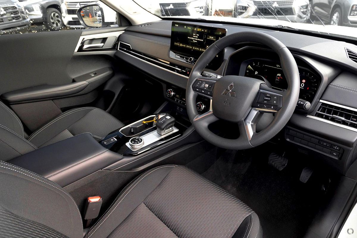 2025 Mitsubishi Outlander ES ZM