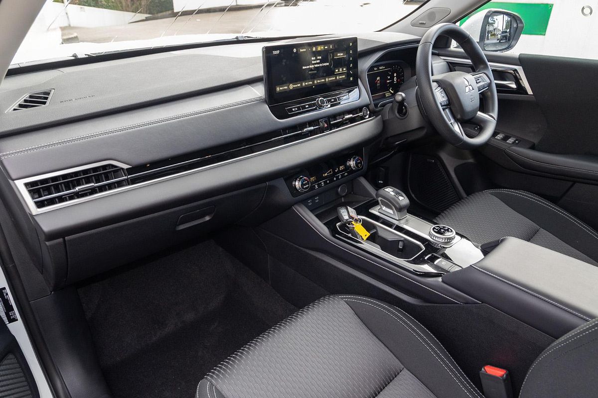 2025 Mitsubishi Outlander ES ZM