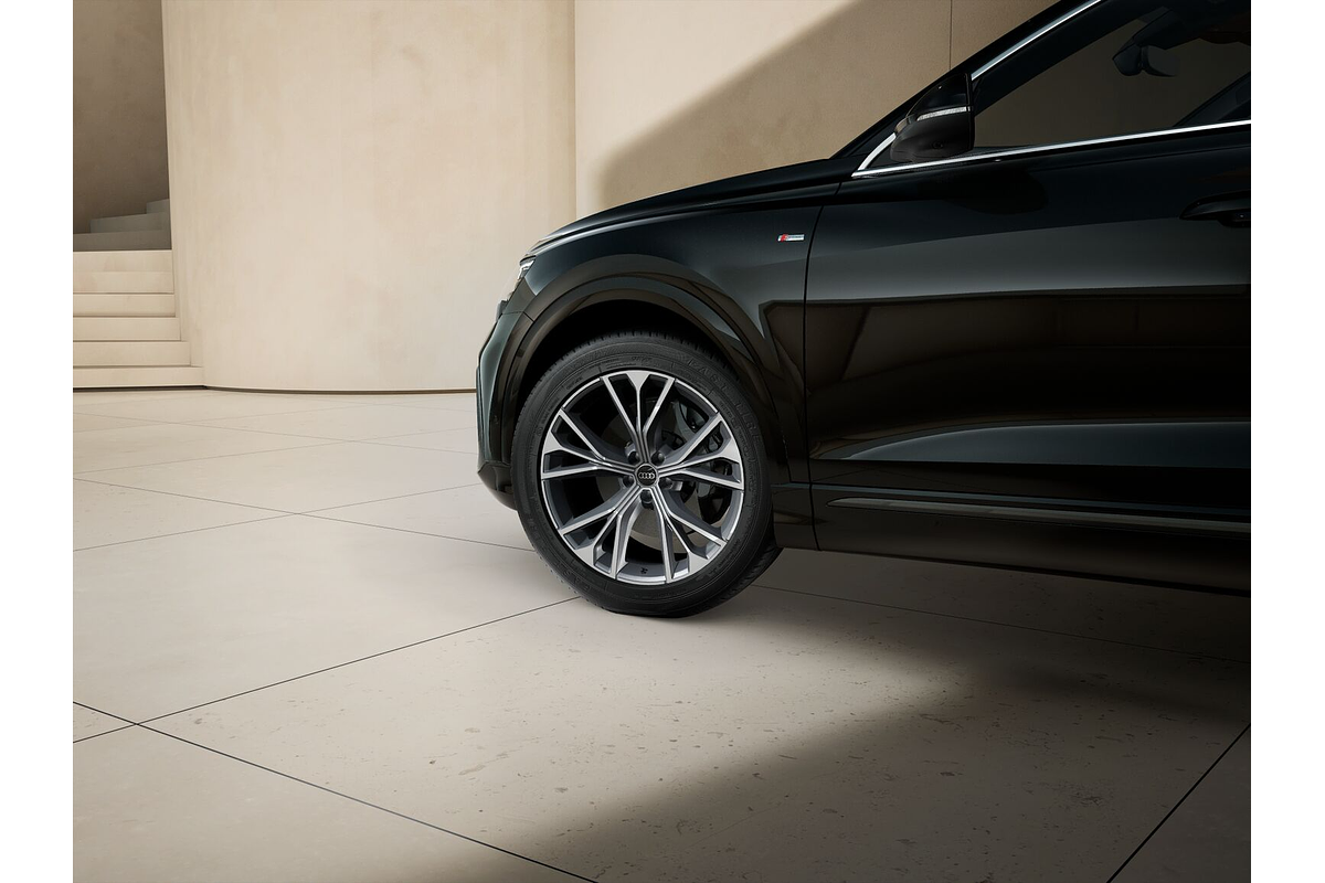 2025 Audi Q8 55 TFSI S line F1