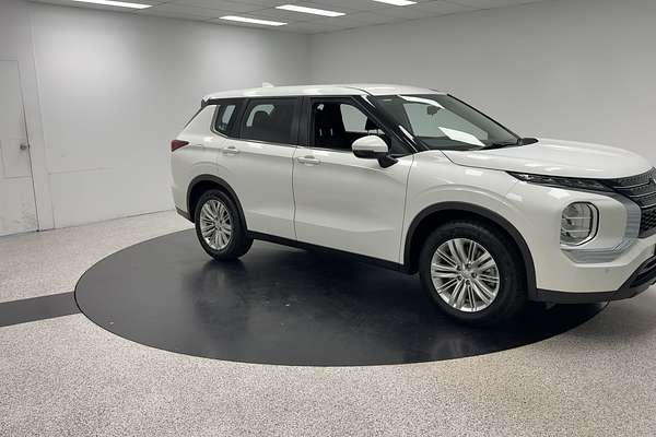2023 Mitsubishi Outlander ES ZM