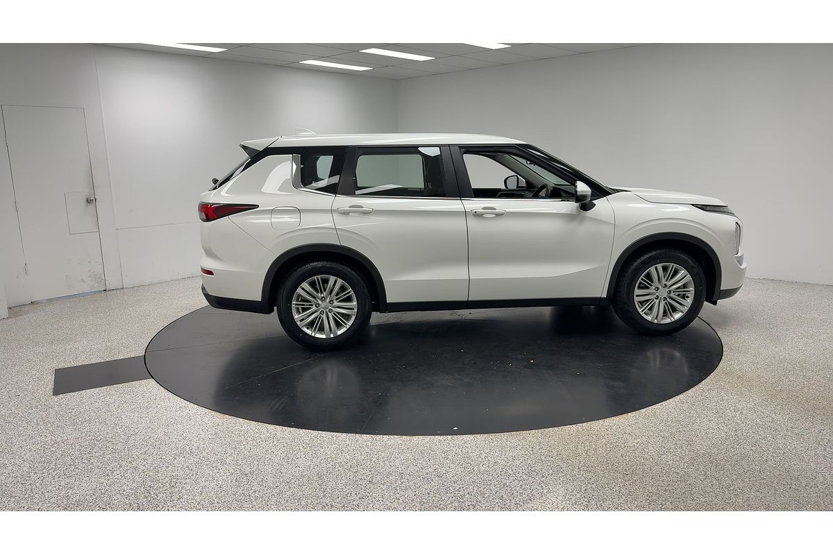 2023 Mitsubishi Outlander ES ZM