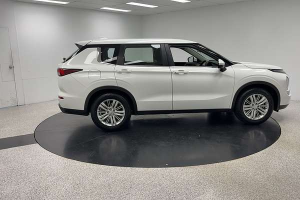 2023 Mitsubishi Outlander ES ZM
