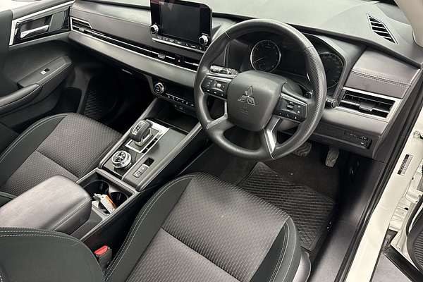 2023 Mitsubishi Outlander ES ZM