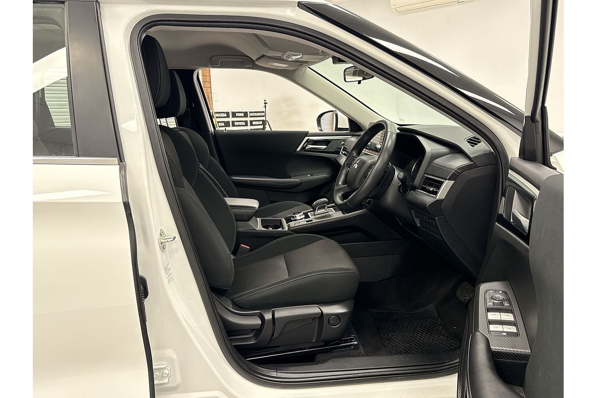 2023 Mitsubishi Outlander ES ZM