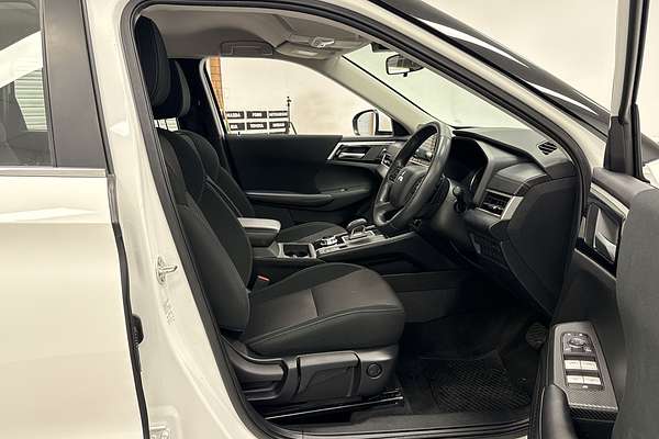 2023 Mitsubishi Outlander ES ZM
