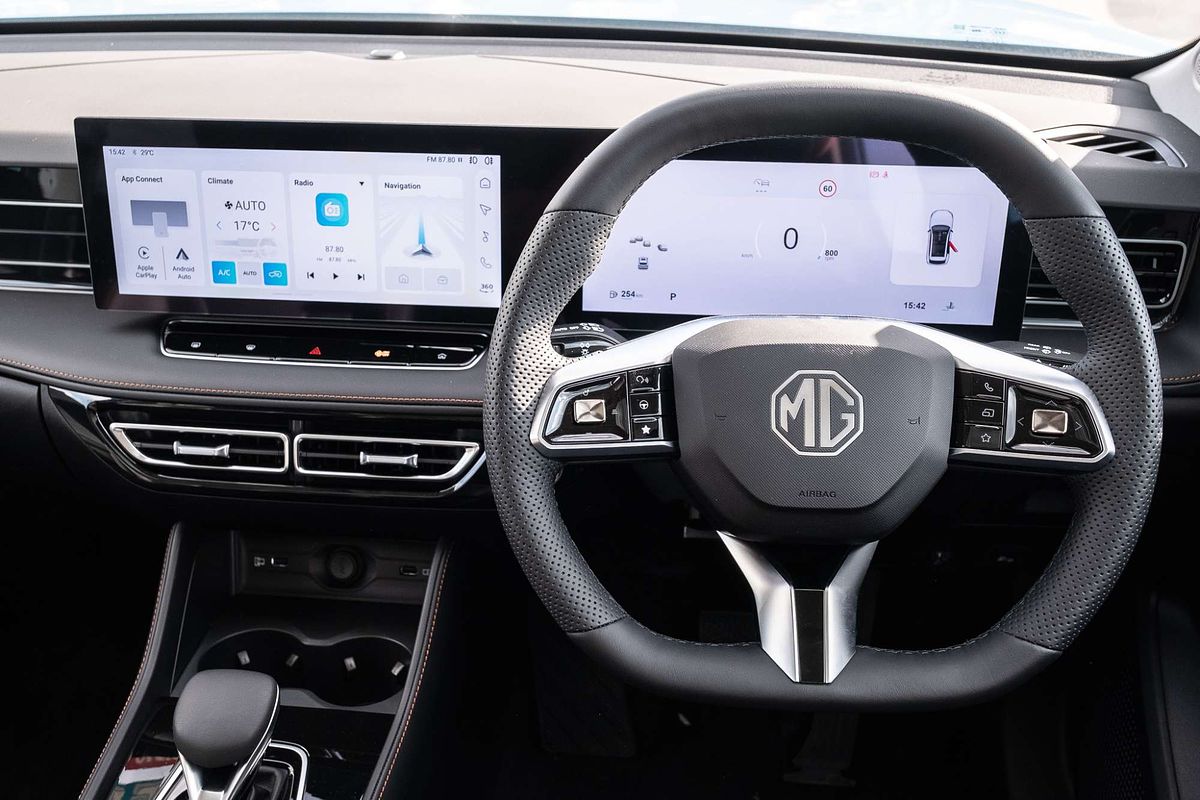 2024 MG HS Essence AS33