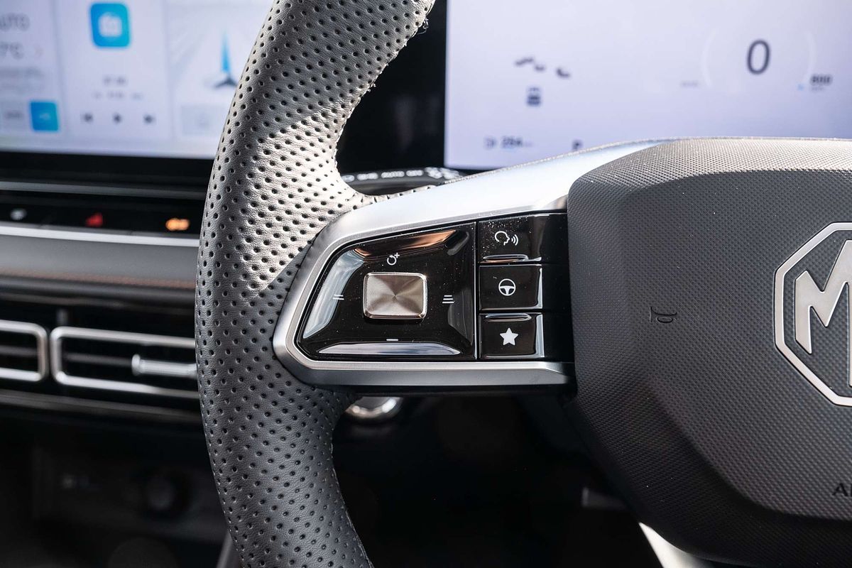 2024 MG HS Essence AS33