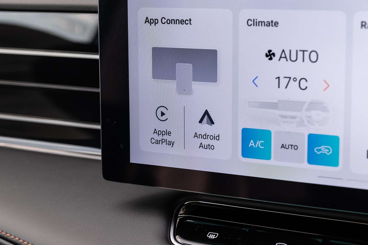 2024 MG HS Essence AS33