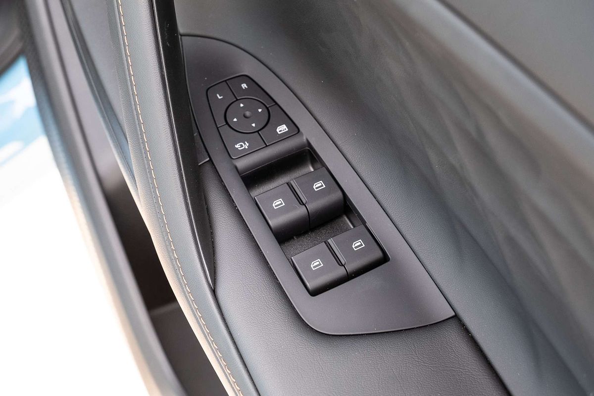 2024 MG HS Essence AS33