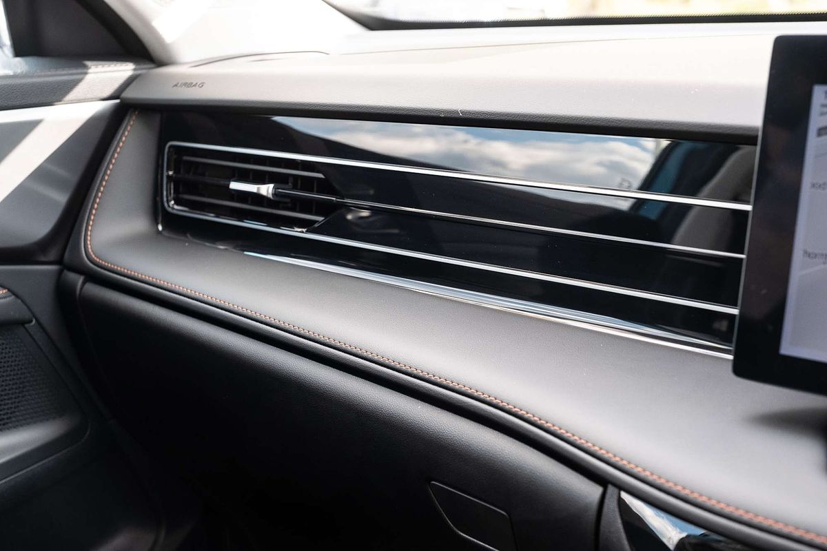 2024 MG HS Essence AS33