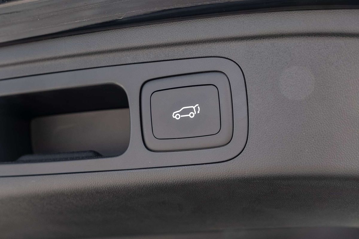 2024 MG HS Essence AS33