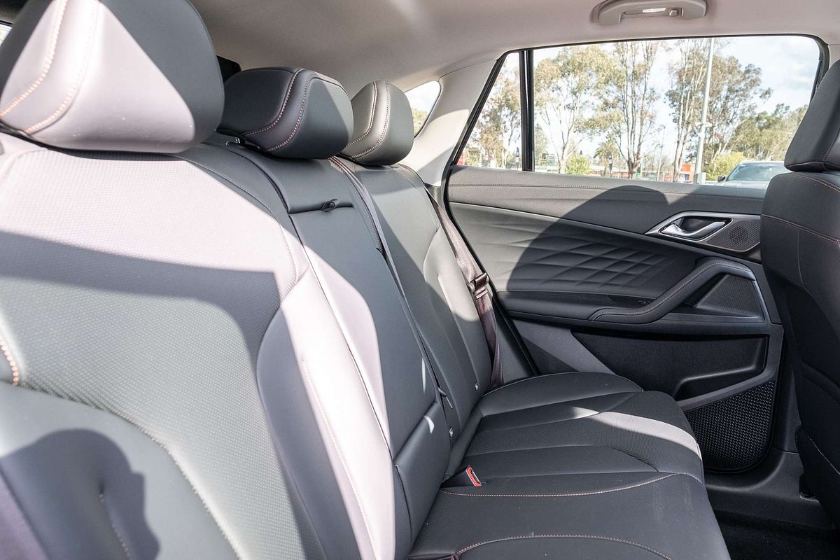 2024 MG HS Essence AS33