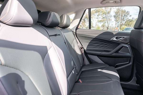 2024 MG HS Essence AS33