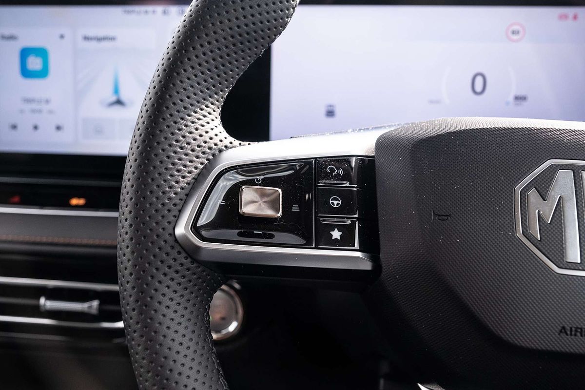 2024 MG HS Essence AS33