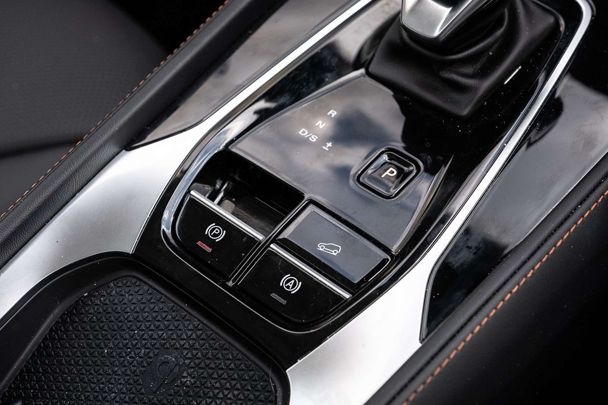 2024 MG HS Essence AS33