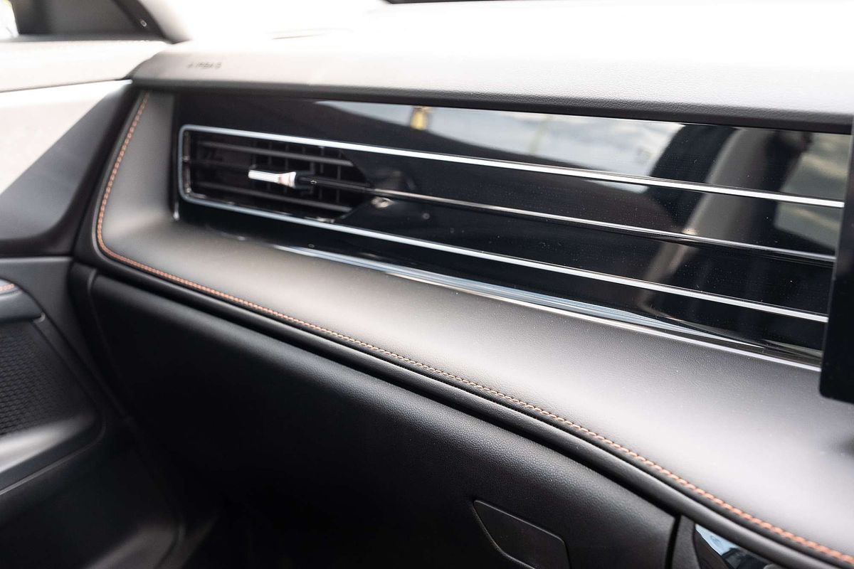 2024 MG HS Essence AS33