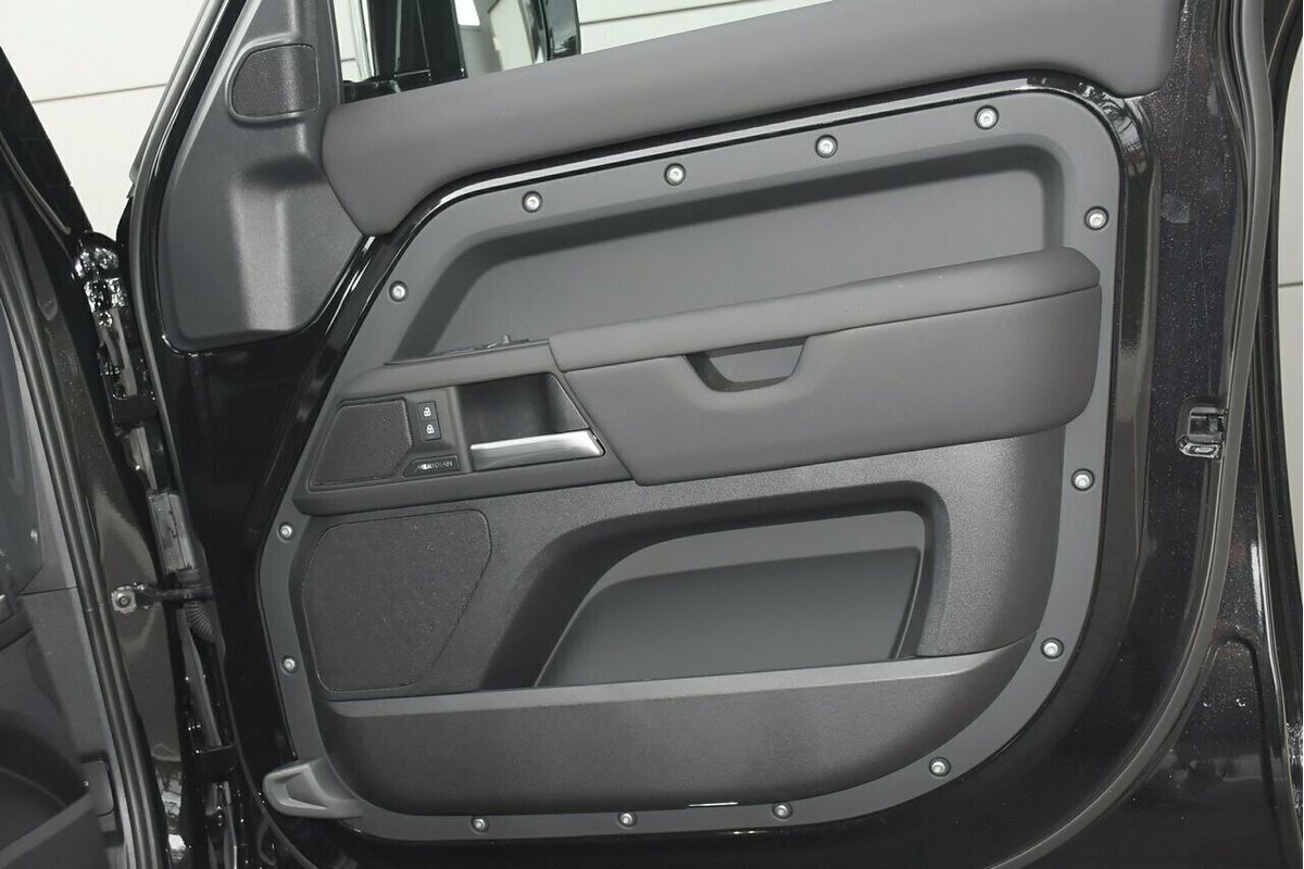 2025 Land Rover Defender 130 P400 X-Dynamic SE L663