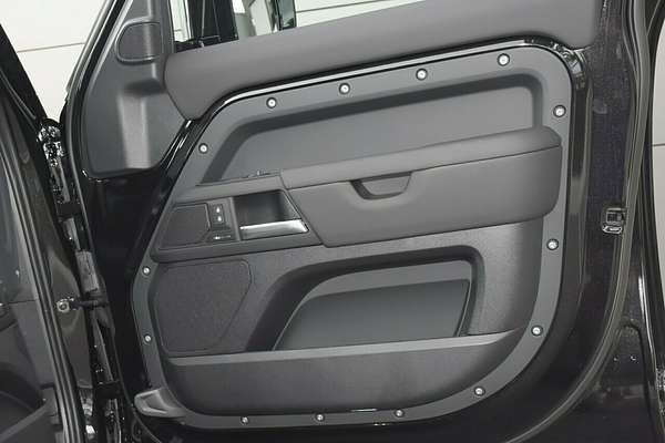 2025 Land Rover Defender 130 P400 X-Dynamic SE L663
