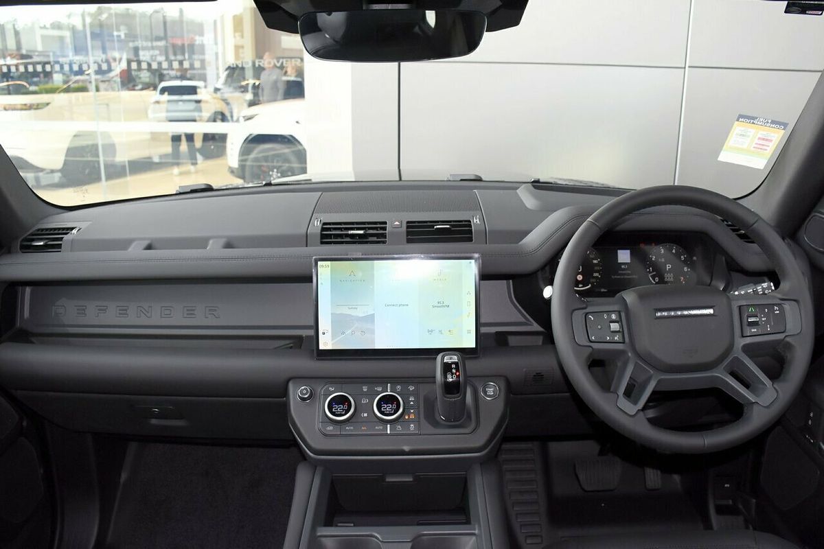 2025 Land Rover Defender 130 P400 X-Dynamic SE L663