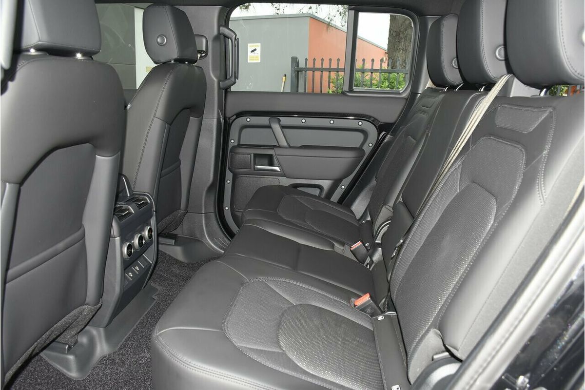 2025 Land Rover Defender 130 P400 X-Dynamic SE L663