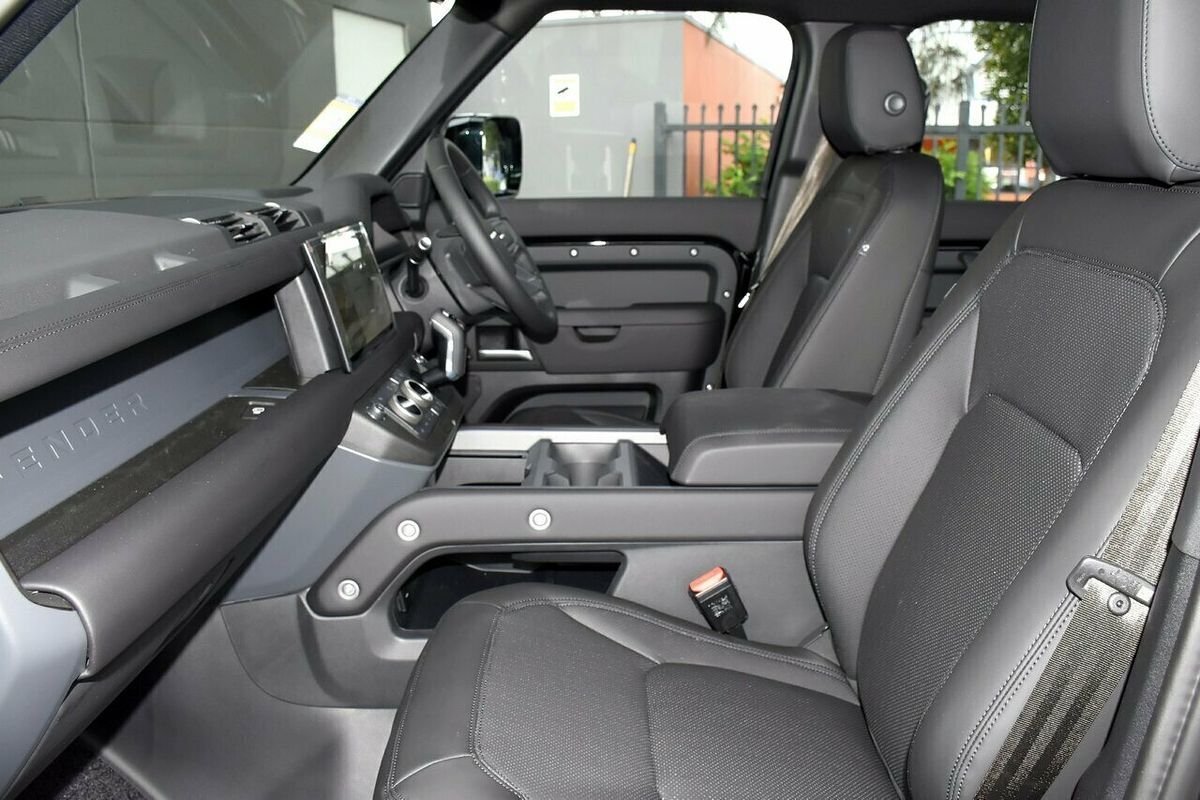2025 Land Rover Defender 130 P400 X-Dynamic SE L663