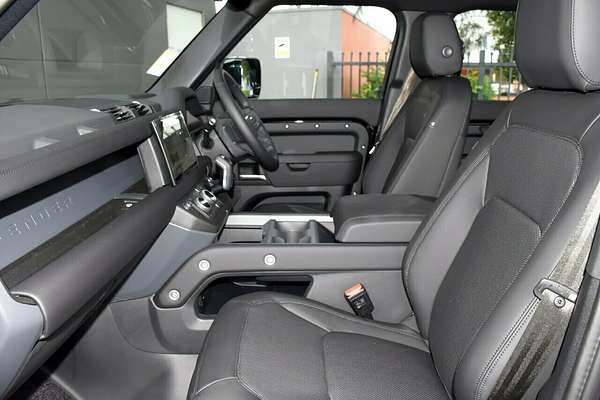 2025 Land Rover Defender 130 P400 X-Dynamic SE L663
